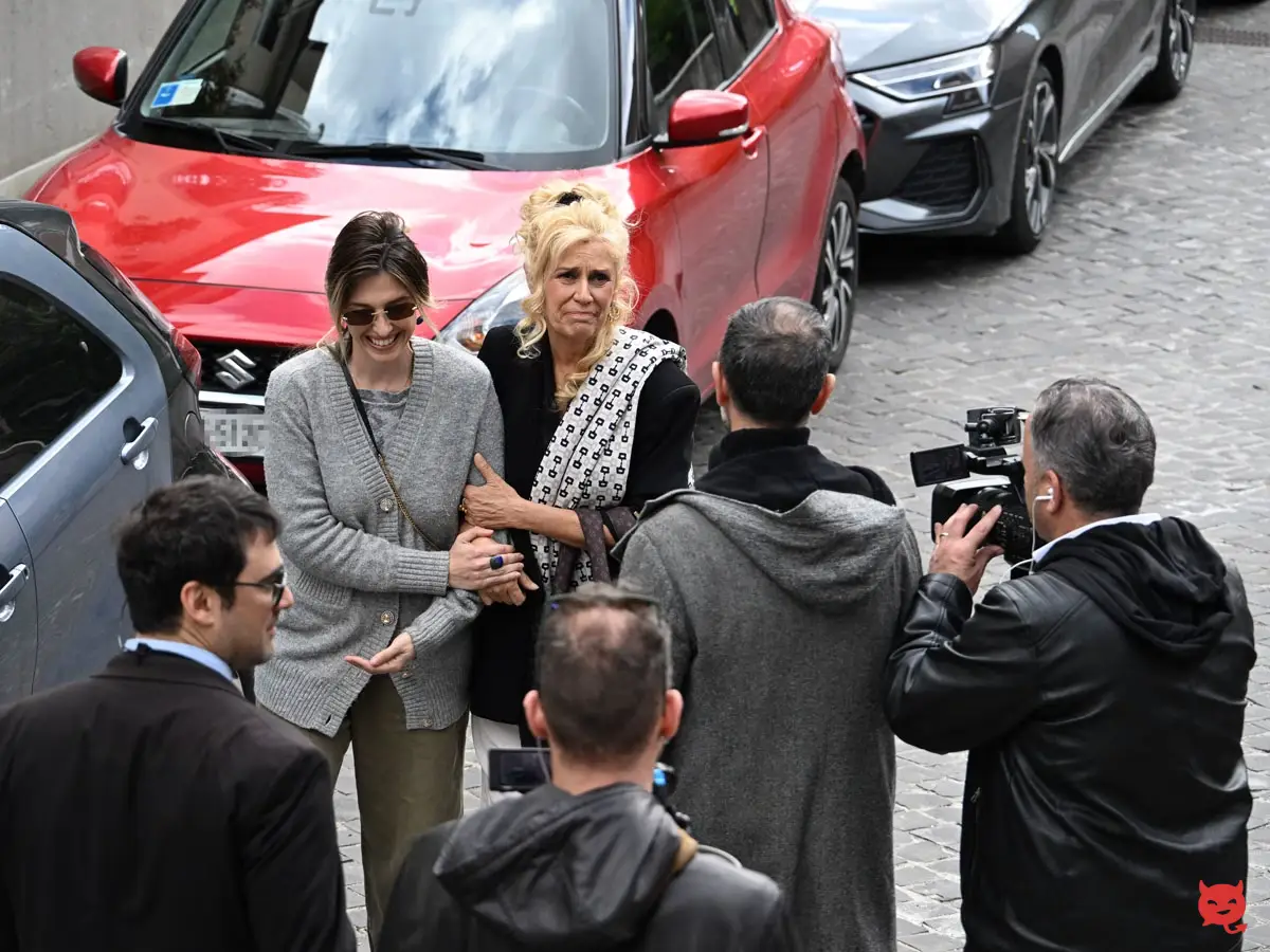 Colleghi e amici in lacrime camera ardente Enrica Bonaccorti clinica Ars Medica