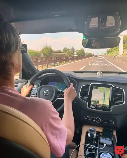 Federica Pellegrini coccole con la figlia Matilde