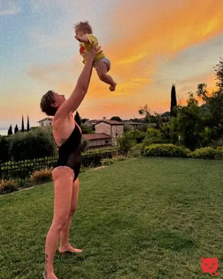Federica Pellegrini con la figlia Matilde in spiaggia