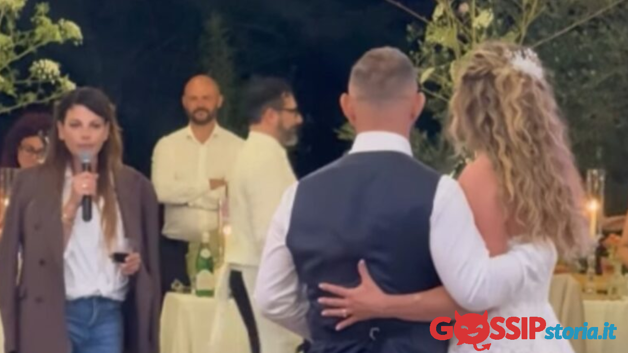 Emma Marrone commuove tutti alle nozze del fratello: il gesto speciale all'altare insieme alla mamma
