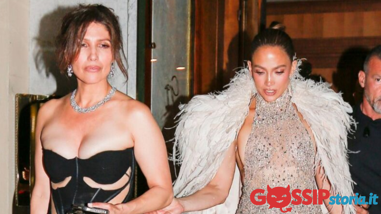 Jennifer Lopez e la sorella Lynda stregano Parigi: i sensuali look delle due cinquantenni