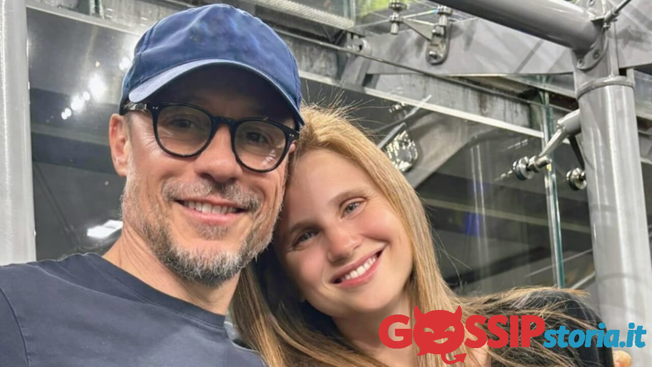 Stefano Accorsi papà per la quinta volta, la foto con la moglie e le dolci parole: "Sembriamo in 2, ma siamo in 3"